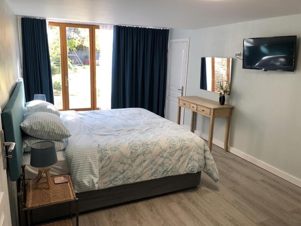 Blacksmiths Apartment In Blanzay - 1 Bed ภายนอก รูปภาพ