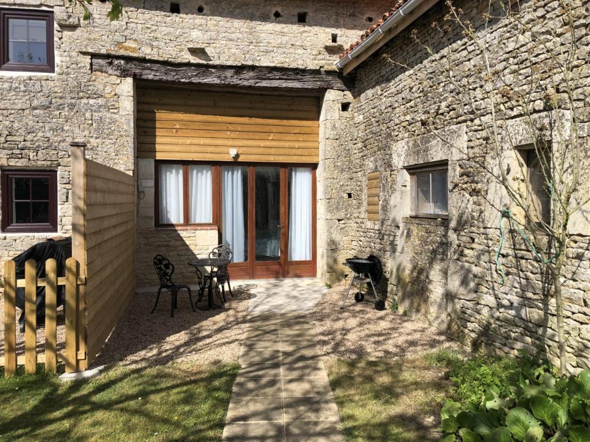 Blacksmiths Apartment In Blanzay - 1 Bed ภายนอก รูปภาพ